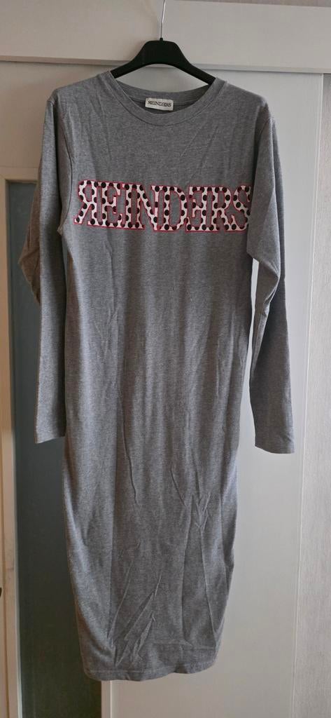 Grijs jurkje met lange mouwen en 'REINDERS' opdruk, Kleding | Dames, Ophalen of Verzenden