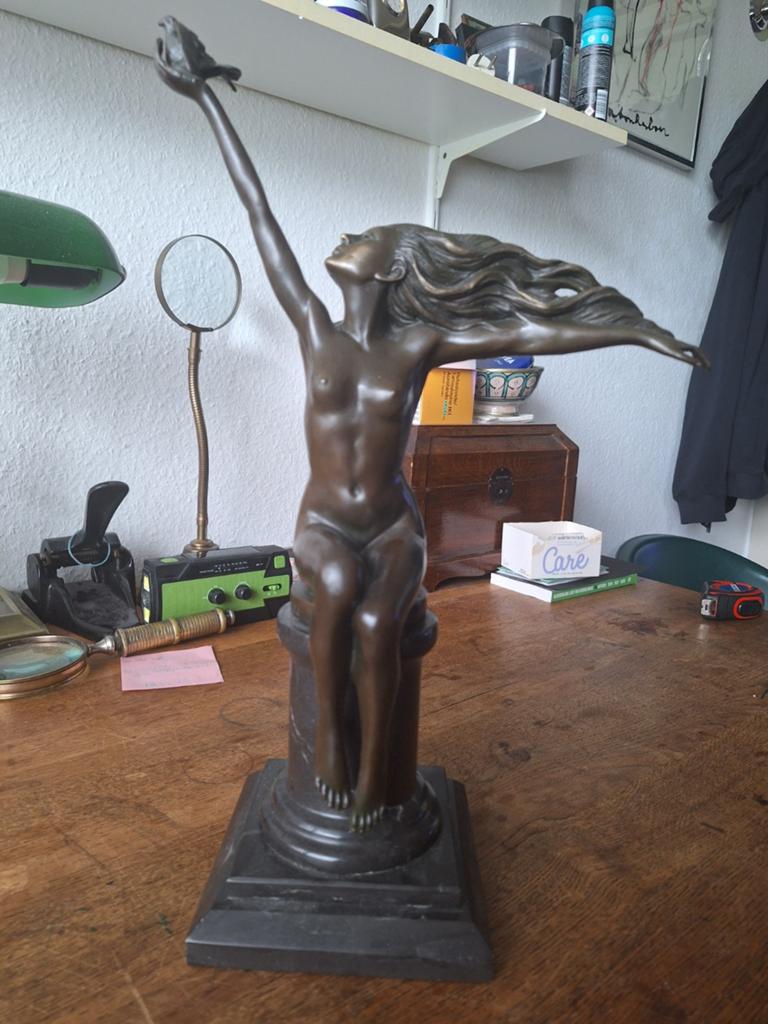Bronzen beeld van vrouw met vogel, gesigneerd Gennarelli, Antiek en Kunst, Art deco, Gemerkt, Ophalen of Verzenden, Brons
