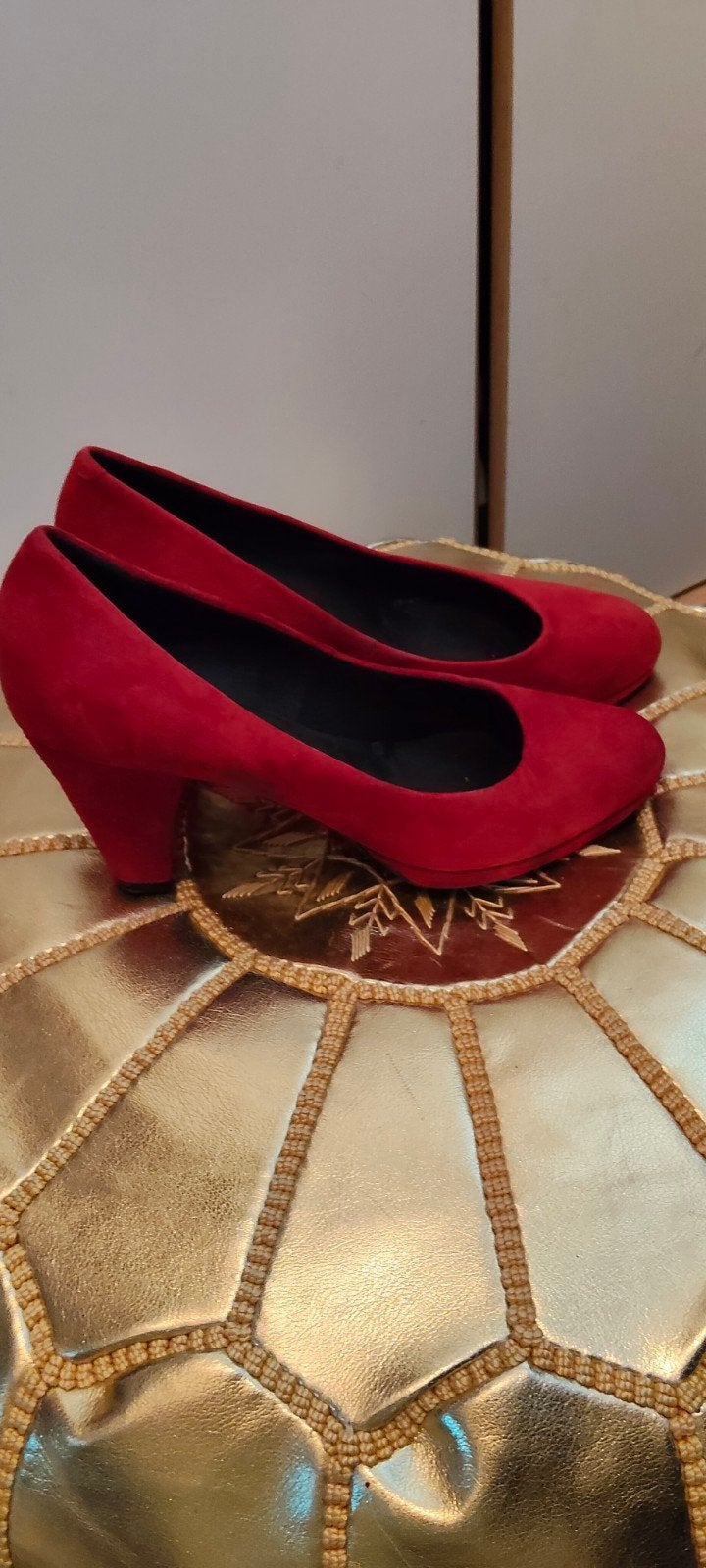 Manfield rode suède pumps - Maat 39, Pumps, Ophalen of Verzenden, Manfield, Gedragen