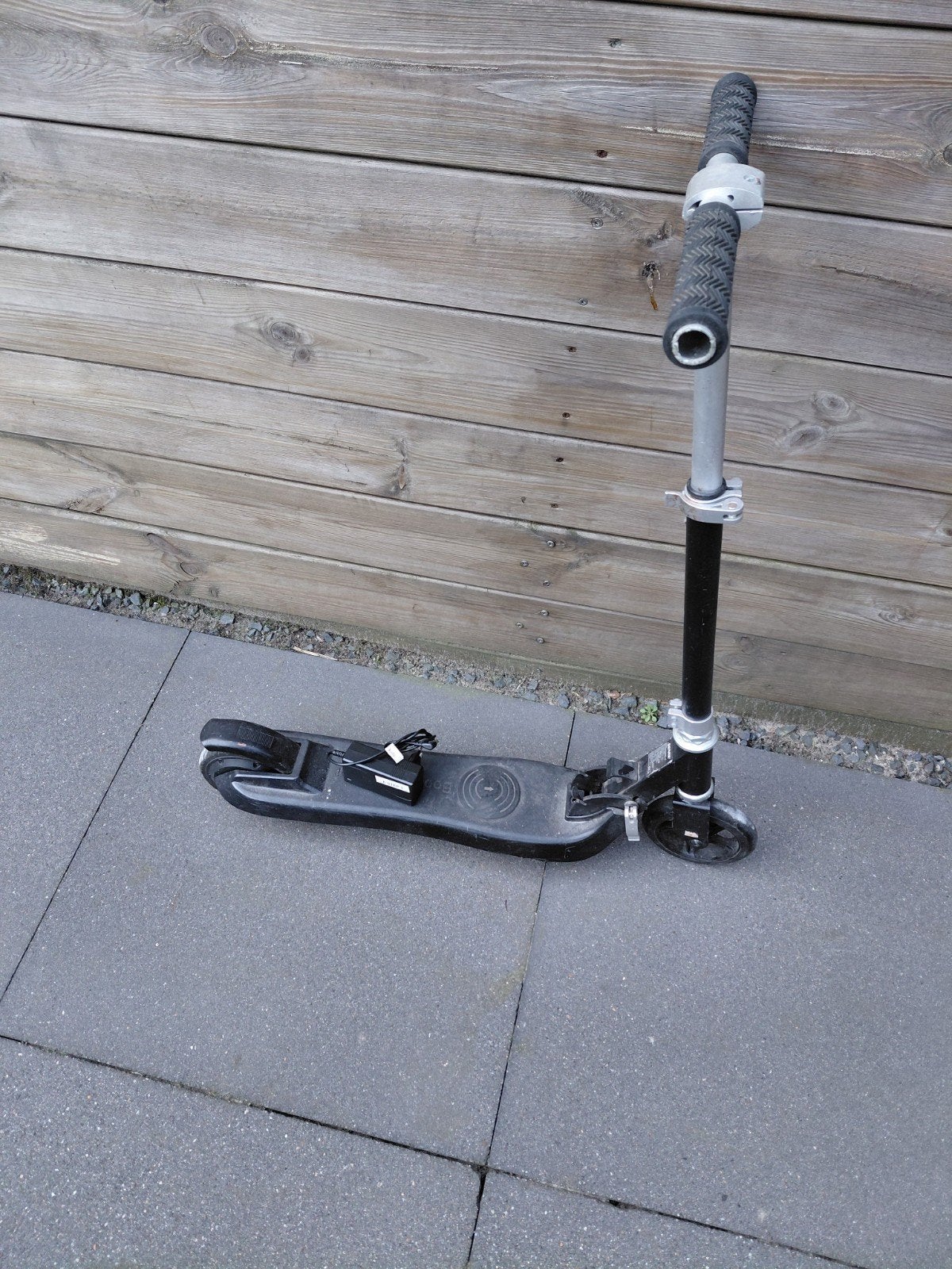 Denver elektrische kinderstep 12 km/u met oplader, Fietsen en Brommers, Steps, Ophalen, Gebruikt, Elektrische step (E-scooter)