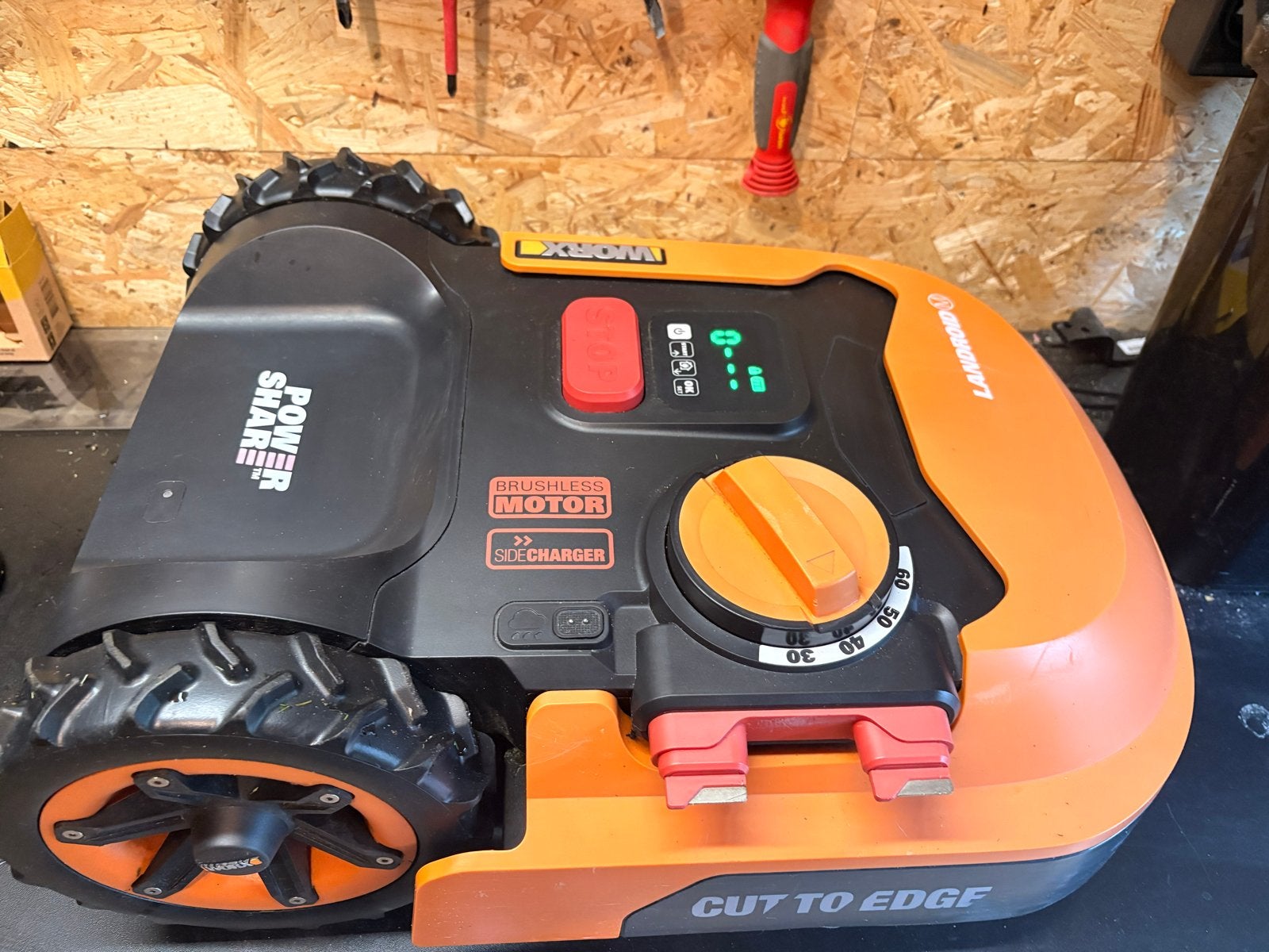 Worx Landroid M500 Plus robotmaaier met all-terrain banden, Ophalen of Verzenden, Zo goed als nieuw, Accu-grasmaaier