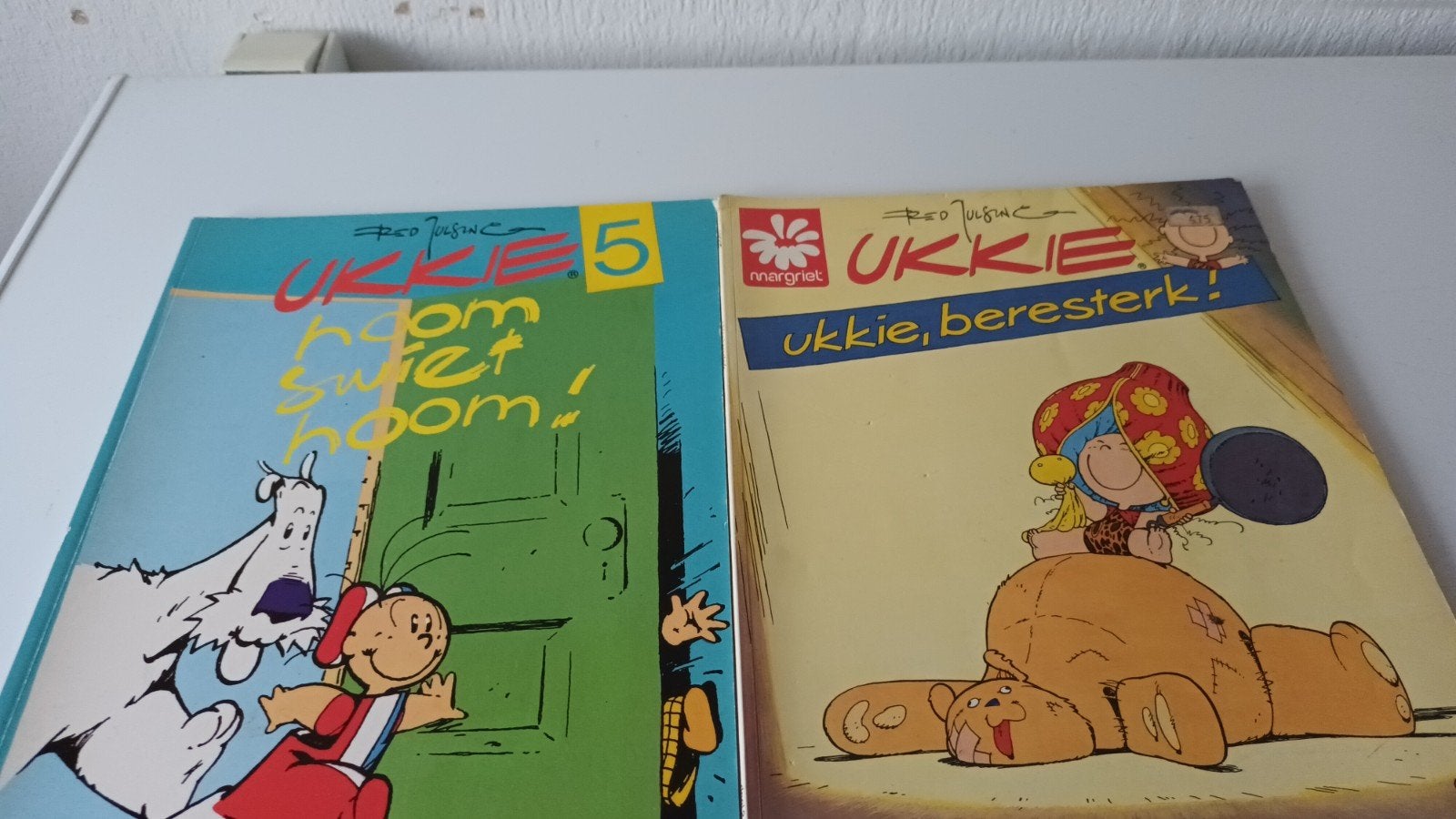 2x ukke, Meerdere stripboeken, Ophalen of Verzenden, Gelezen
