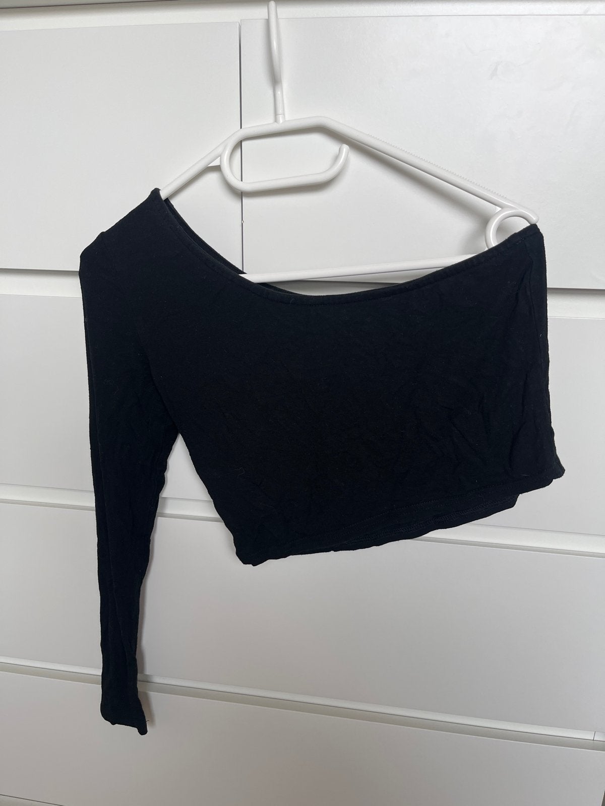 Zwarte off-shoulder crop top met lange mouwen, Kleding | Dames, Tops, Zwart, Ophalen of Verzenden, Zo goed als nieuw, Lange mouw