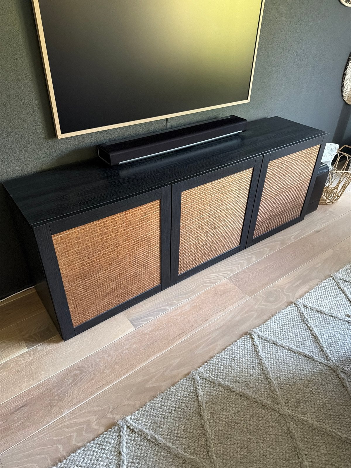 Zwart dressoir met rotan deuren, Ophalen, 100 tot 150 cm, Zo goed als nieuw, Minder dan 100 cm