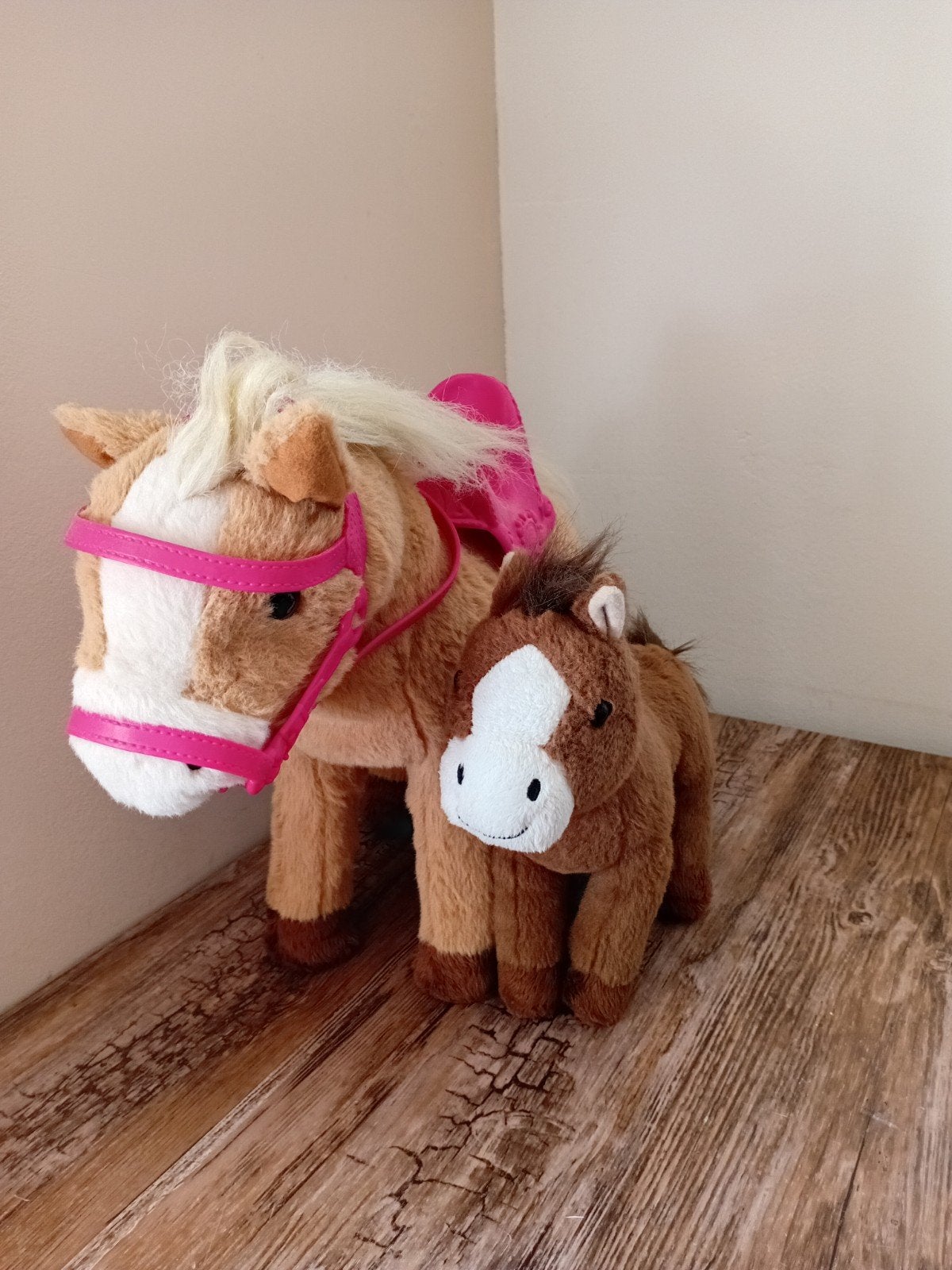 Baby bron paard met veulen, Kinderen en Baby's, Speelgoed | Knuffels en Pluche, Paard, Gebruikt, Ophalen of Verzenden, Met kleding of accessoire