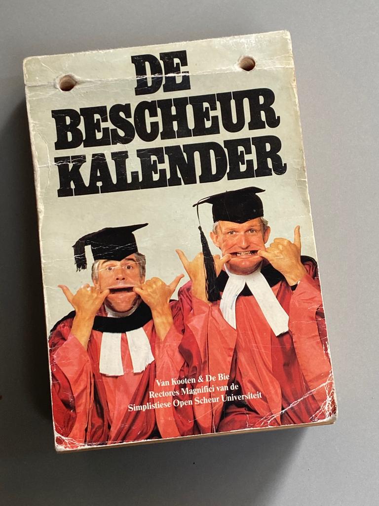 De Bescheurkalender 1985 Van Kooten & De Bie, Boeken, Humor, Ophalen of Verzenden, Gelezen, Overige typen