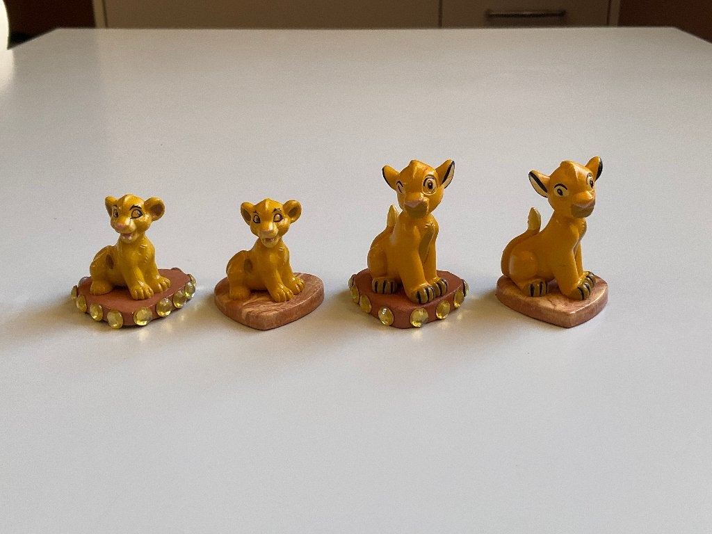Disney lion king - beeldje - simba op hartje, Verzamelen, Ophalen of Verzenden, Leeuwenkoning of Jungle Boek, Zo goed als nieuw