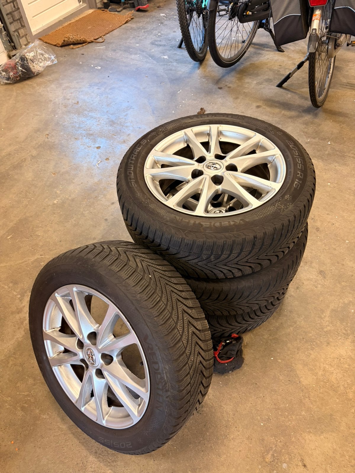 Winter banden met velg toyota 205/55/R16 en sneeuwkettingen, Ophalen, 16 inch, Banden en Velgen, 205 mm