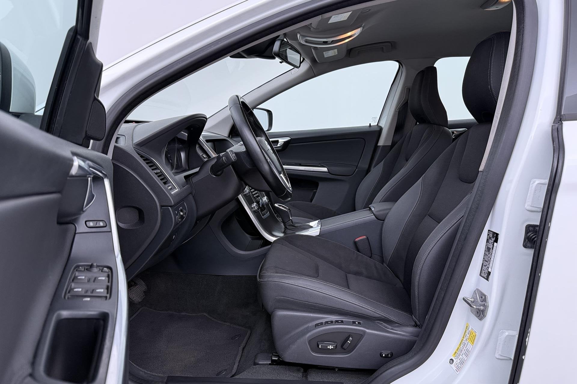 Volvo XC60 2.0 T5 FWD Kinetic | Trekhaak | Automaat | Camera, Auto's, Gebruikt, 1969 cc, Wit, Bedrijf