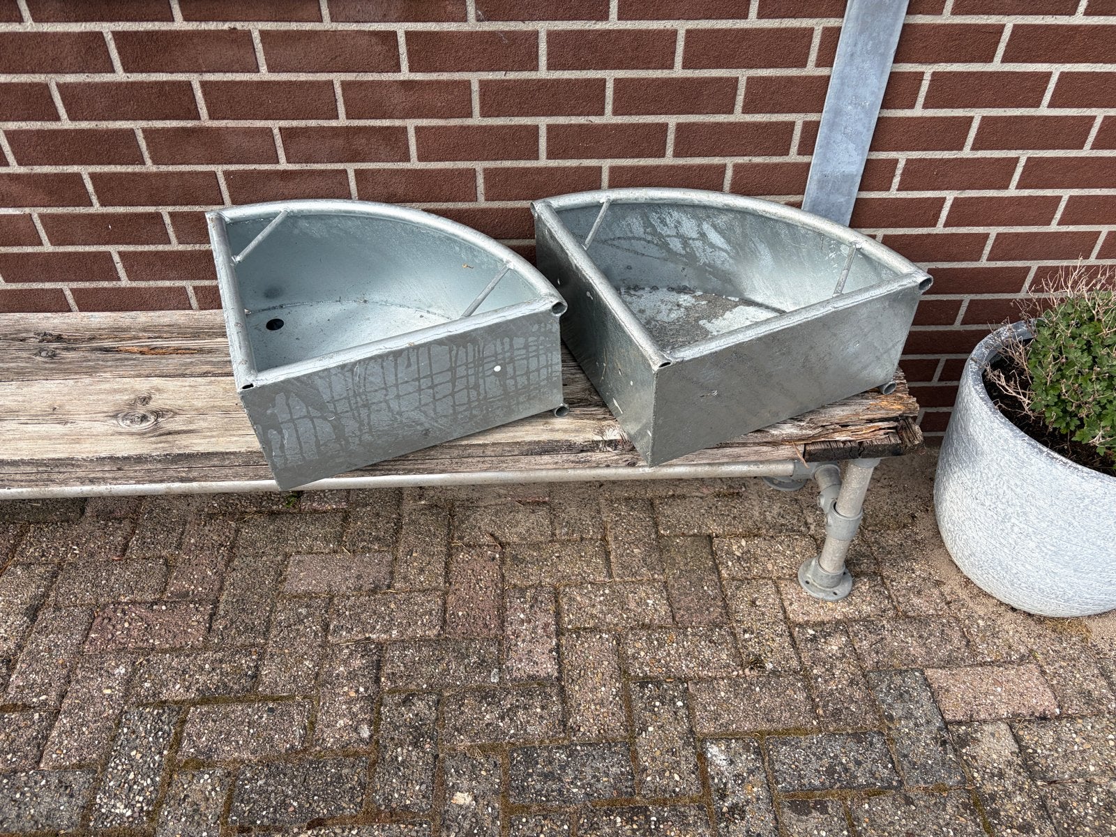 Metalen voerbakken voor in de hoek met rondekant (2 stuks), Dieren en Toebehoren, Paarden en Pony's | Overige Paardenspullen, Ophalen