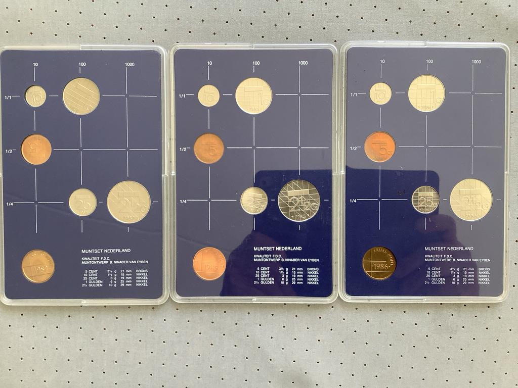 Muntset Nederland F.D.C. 1982, 1985, 1986, Postzegels en Munten, Munten | Nederland, Ophalen of Verzenden, Koningin Beatrix, Overige waardes