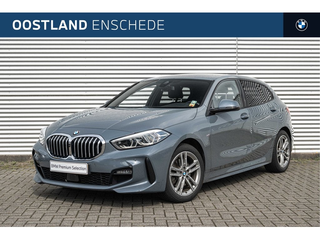 BMW 1 Serie 118i M Sport Automaat / Sportstoelen / Comfort A, Auto's, BMW, 136 pk, Gebruikt, Met garantie (alle), Leder en Stof