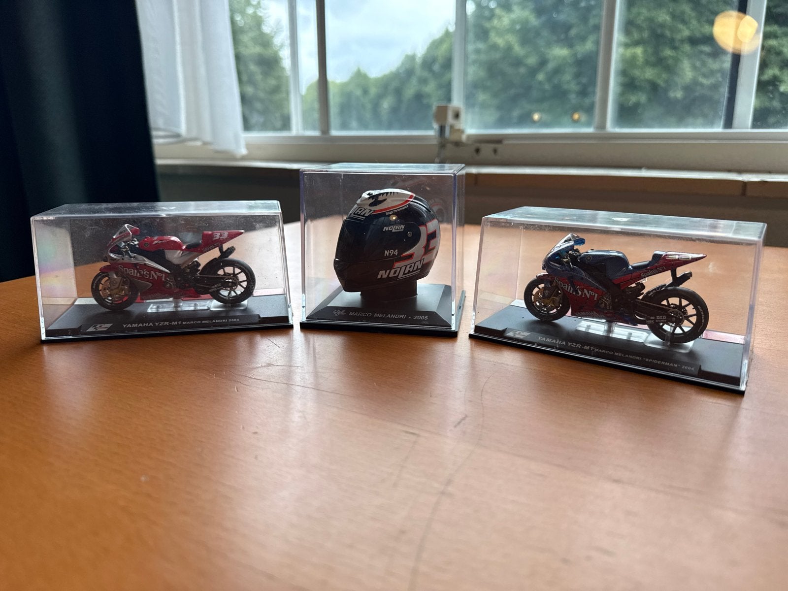 3x schaalmodel Marco Melandri - 1x Helm 1:5 & 2x Motor 1:24, Hobby en Vrije tijd, Verzenden, Zo goed als nieuw, Motor