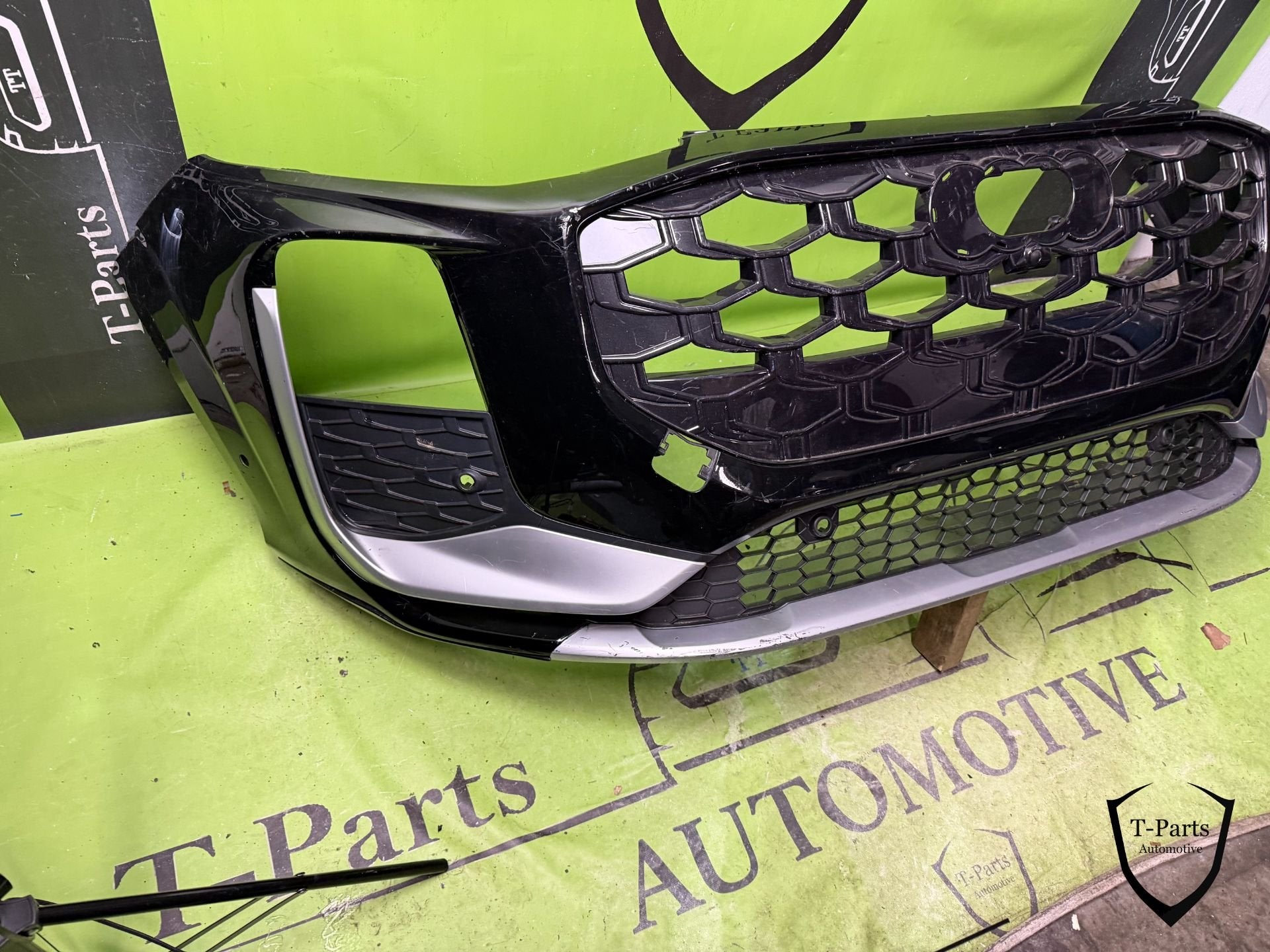 audi Q3 voorbumper 2025+ bumper, Auto-onderdelen, Gebruikt, AUDI AG, Auto-Union-Strasse 1
85045  Ingolstadt, DE, Kundenbetreuung@audi.de