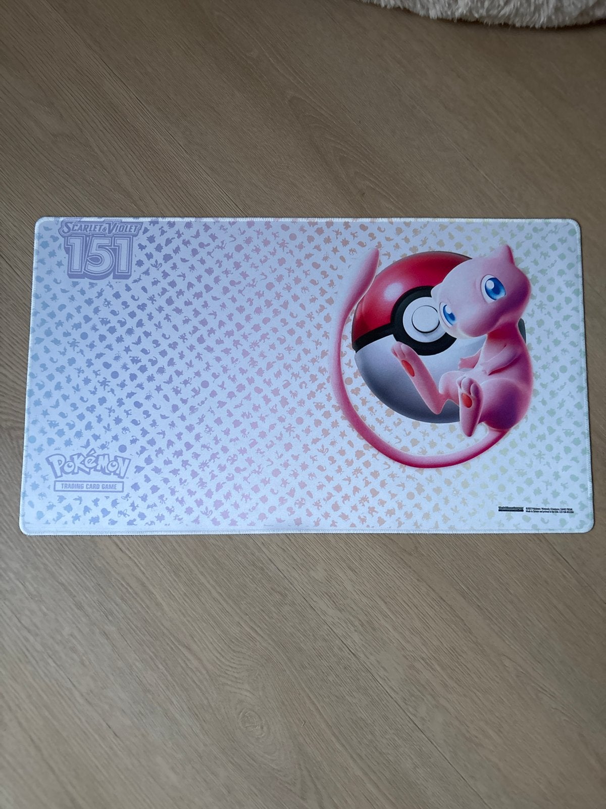 Pokémon Scarlet & Violet 151 Mew Playmat, Ophalen of Verzenden, Nieuw, Overige typen