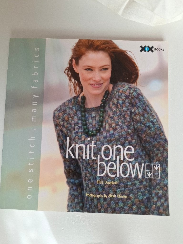 BREIBOEK kNIT ONE BELOW, Ophalen of Verzenden, Zo goed als nieuw, Breien, Patroon of Boek