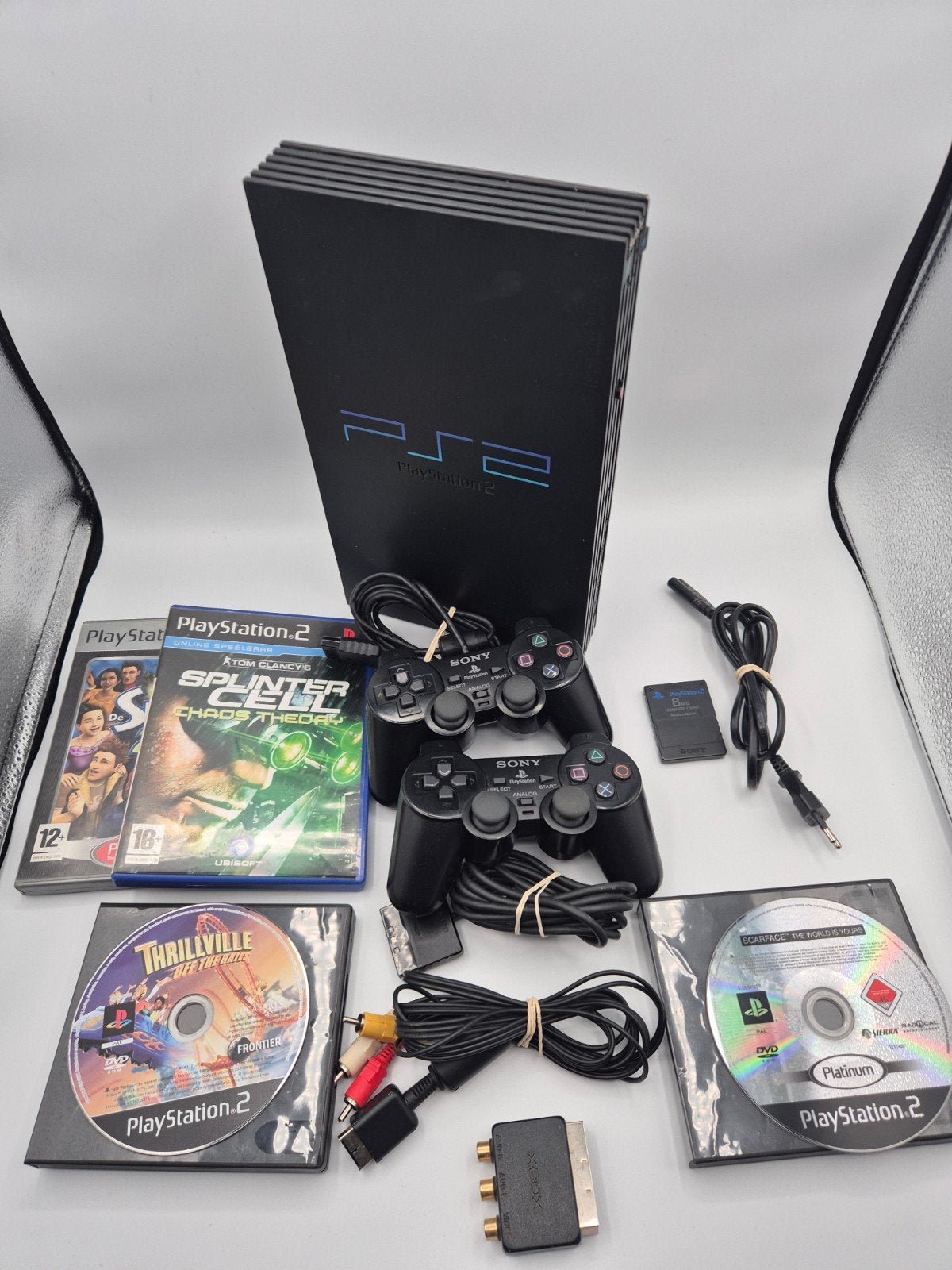 PlayStation 2 (PS2) Phat met 2 controllers en 4 games, Gebruikt, Met games, Met 2 controllers, Onbekend