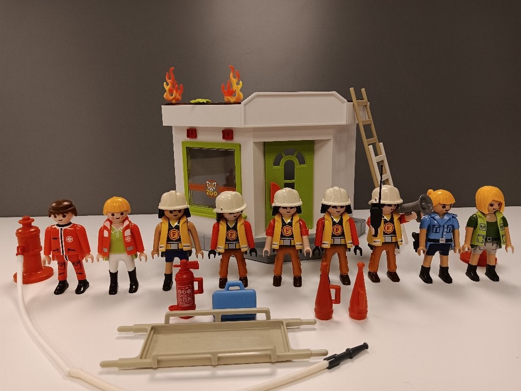 Playmobil Brandweer Gebouw Poppetjes Onderdelen 9,95, Verzenden, Gebruikt, Complete set