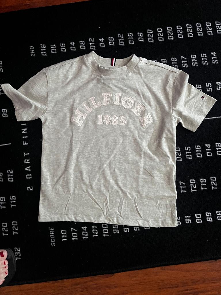 T-shirt van Tommy Hilfiger maat 116 (advr 204), Kinderen en Baby's, Kinderkleding | Maat 116, Ophalen of Verzenden, Shirt of Longsleeve