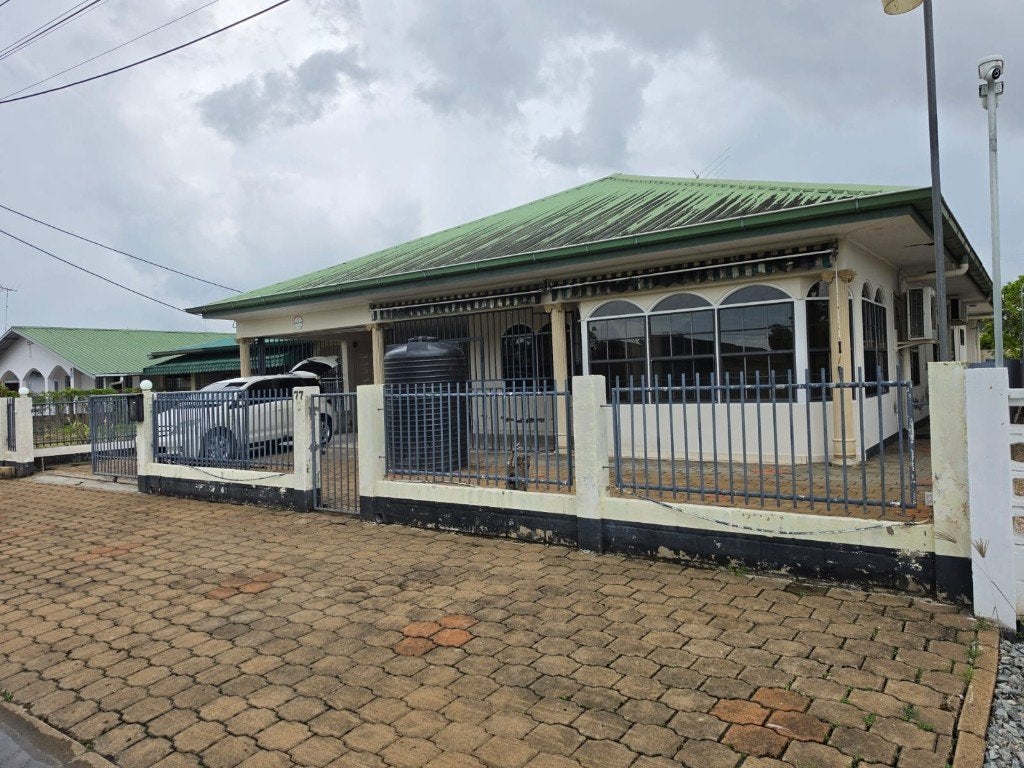 Residentie te koop in SURINAME, Paramaribo Uitvlucht., Woonhuis, Verkoop zonder makelaar, Buiten Europa