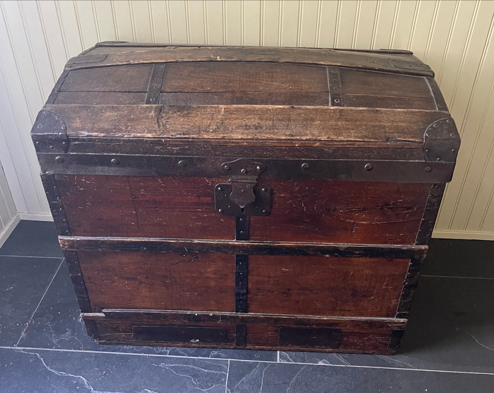 Antieke houten kist met metalen beslag, Ophalen