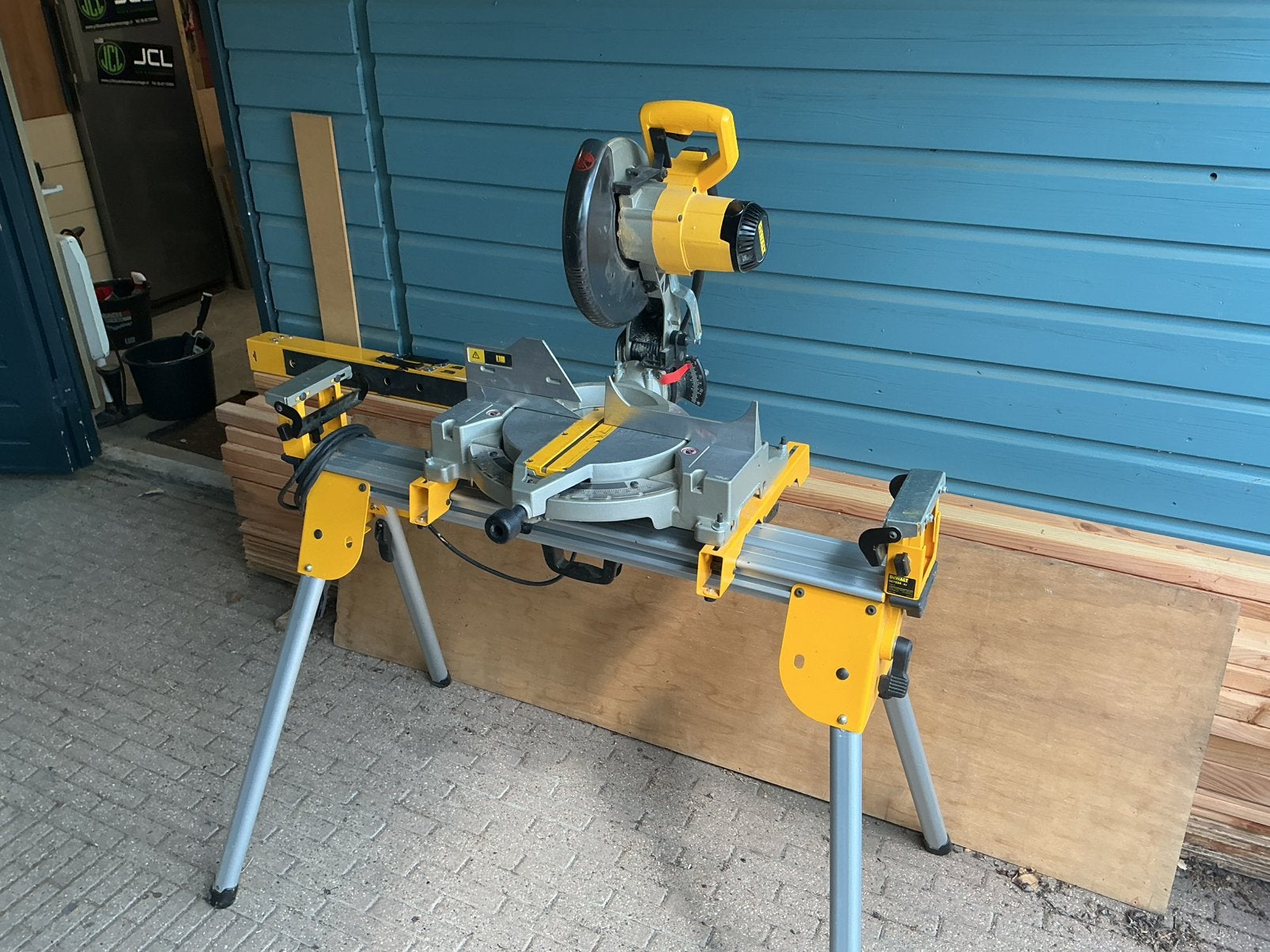 DeWalt. DW703 met onderstel DE7024, Ophalen, 1200 watt of meer, Afkortzaag, 70 mm of meer