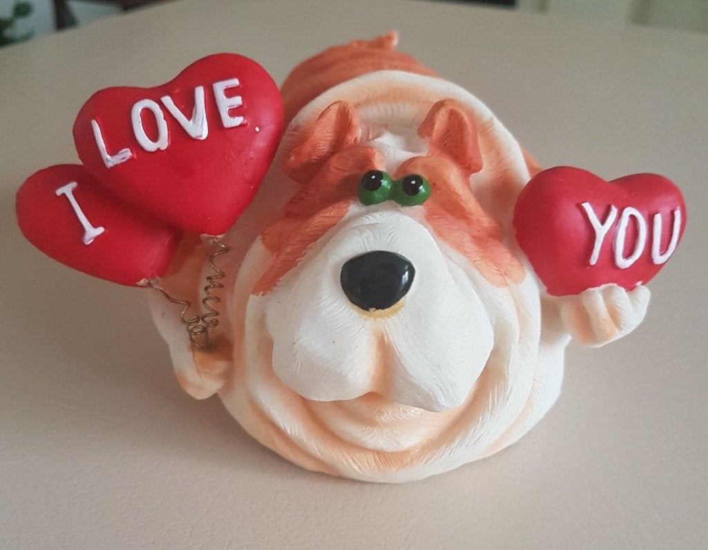 Leuk Engelse bulldog I love you beeld met hartjes., Verzamelen, Verzenden, Zo goed als nieuw, Dier