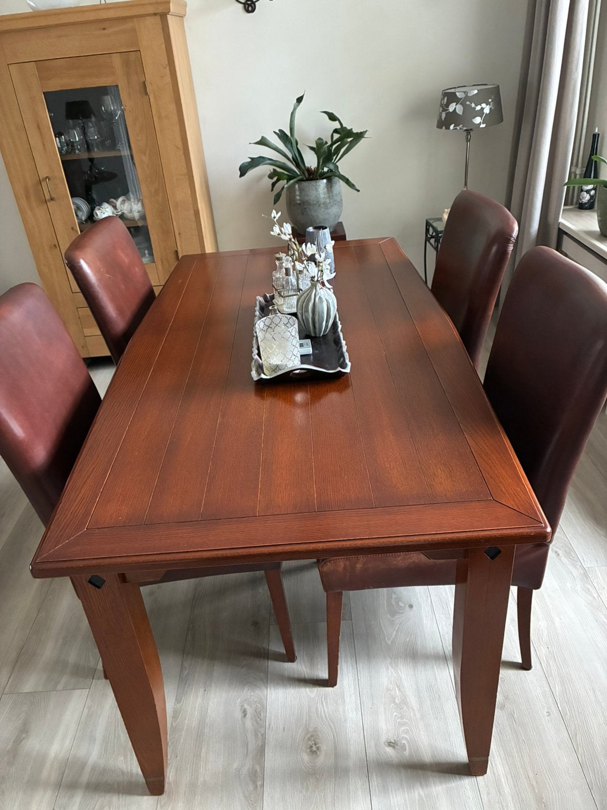 Kersen houten tafel met 4 leren stoelen, Huis en Inrichting, Ophalen of Verzenden, Zo goed als nieuw, Rechthoekig, 50 tot 100 cm