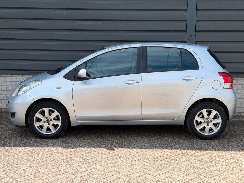 Toyota Yaris 1.3 VVTi Aspiration Airco Automaat 5 Deurs, Auto's, 4 cilinders, 1329 cc, Bedrijf, 550 kg