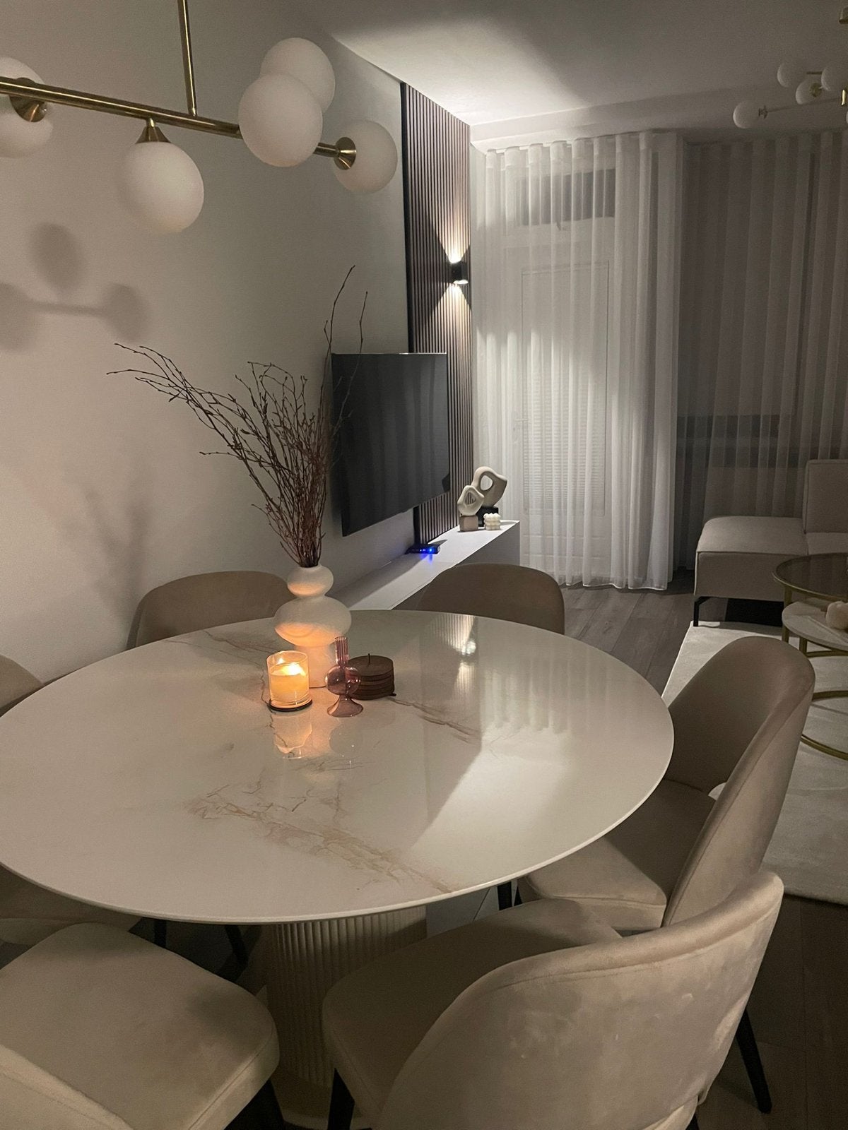 Moderne ronde eettafel met marmerlook blad 130 cm diameter