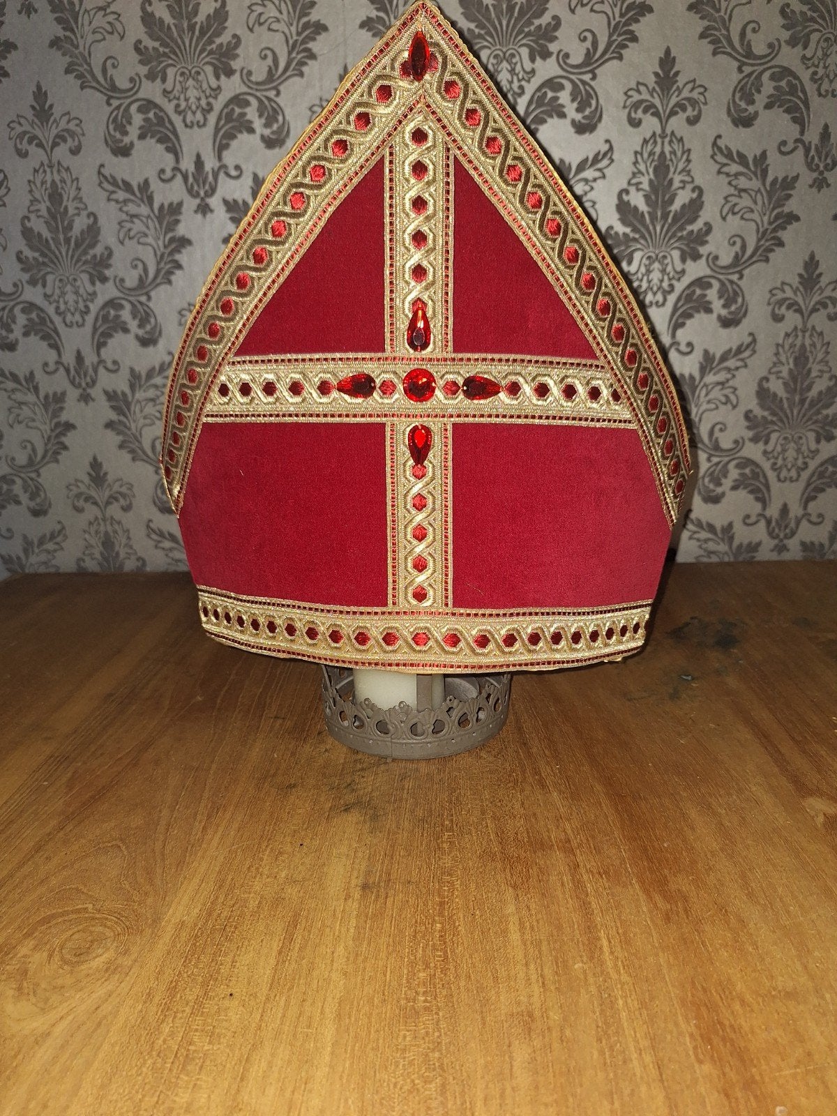 Mijter - Rood met gouden details, Diversen, Ophalen of Verzenden, Zo goed als nieuw