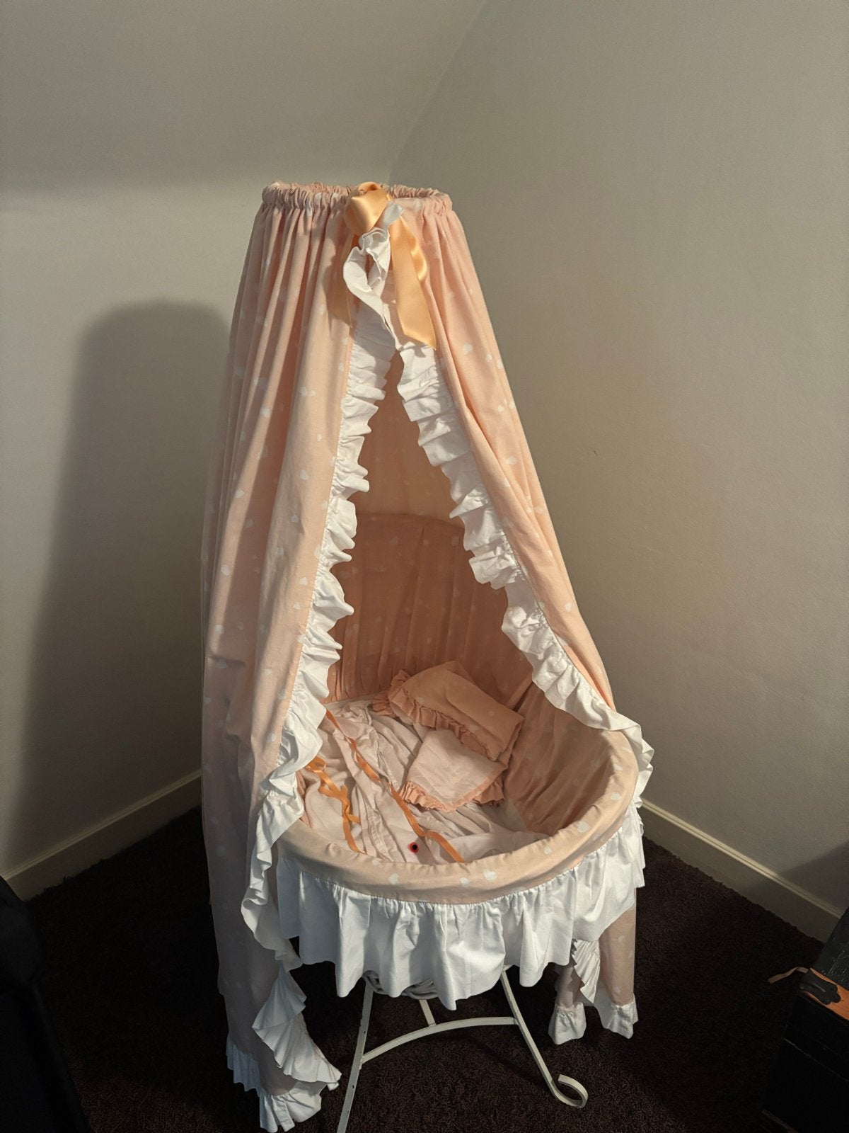 Wiegje met hemel en bekleding - Roze met witte hartjes, Kinderen en Baby's, Babywiegjes en Ledikanten, Ophalen, Gebruikt, Wieg