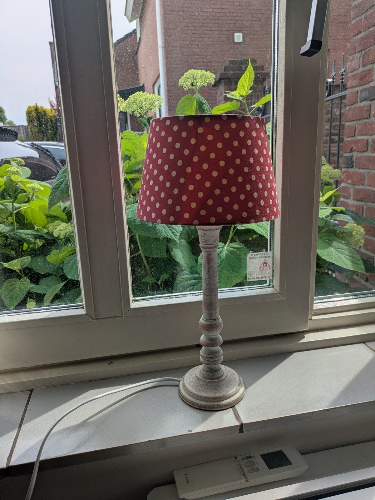 Schattig rood met witte stippen lampje met vintage voet, Huis en Inrichting, Ophalen, Gebruikt, Hout