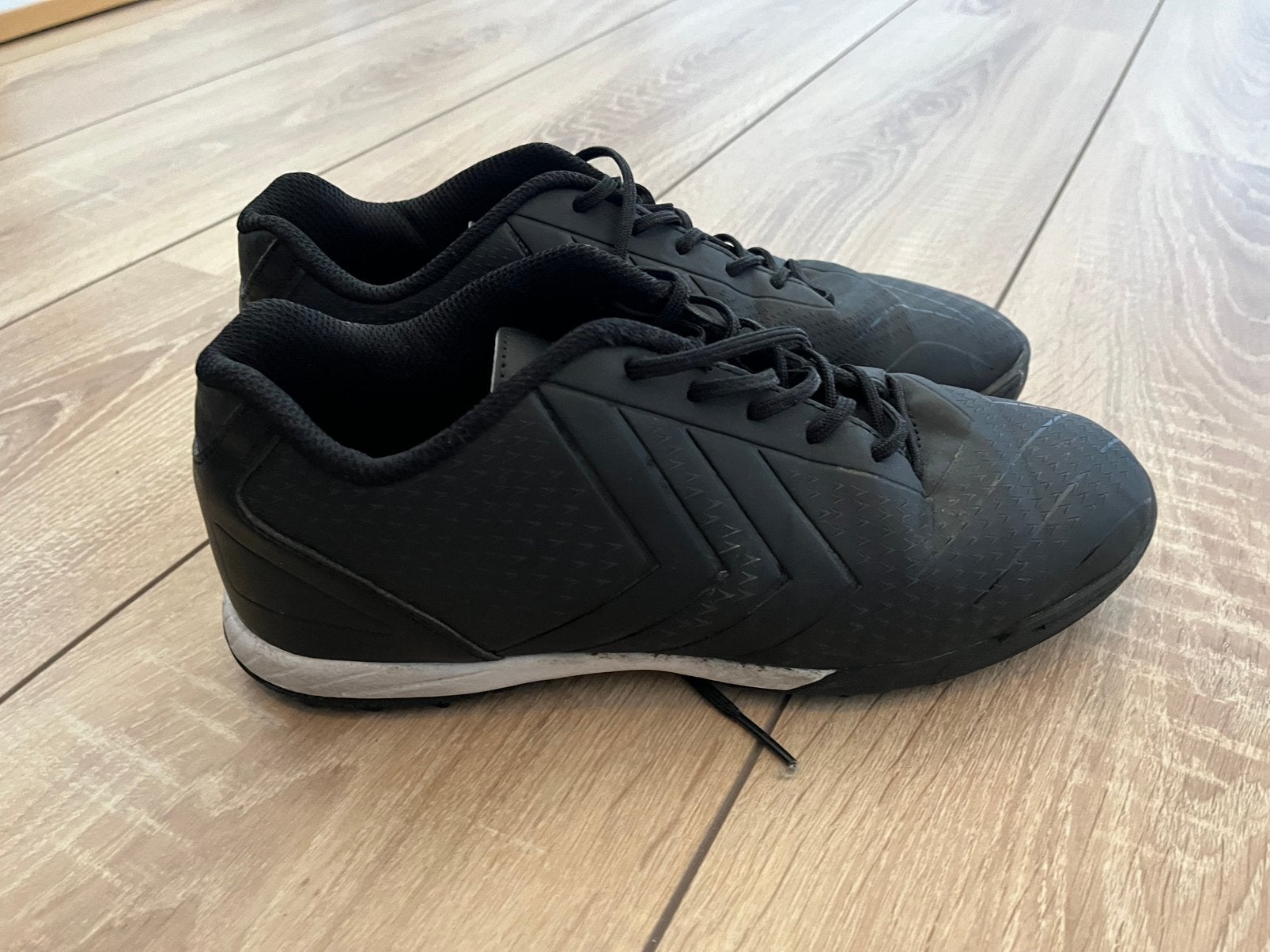 Nette Hummel kunstgrasschoenen, maat 40, Sport en Fitness, Korfbal, Ophalen of Verzenden, Zo goed als nieuw, Schoenen
