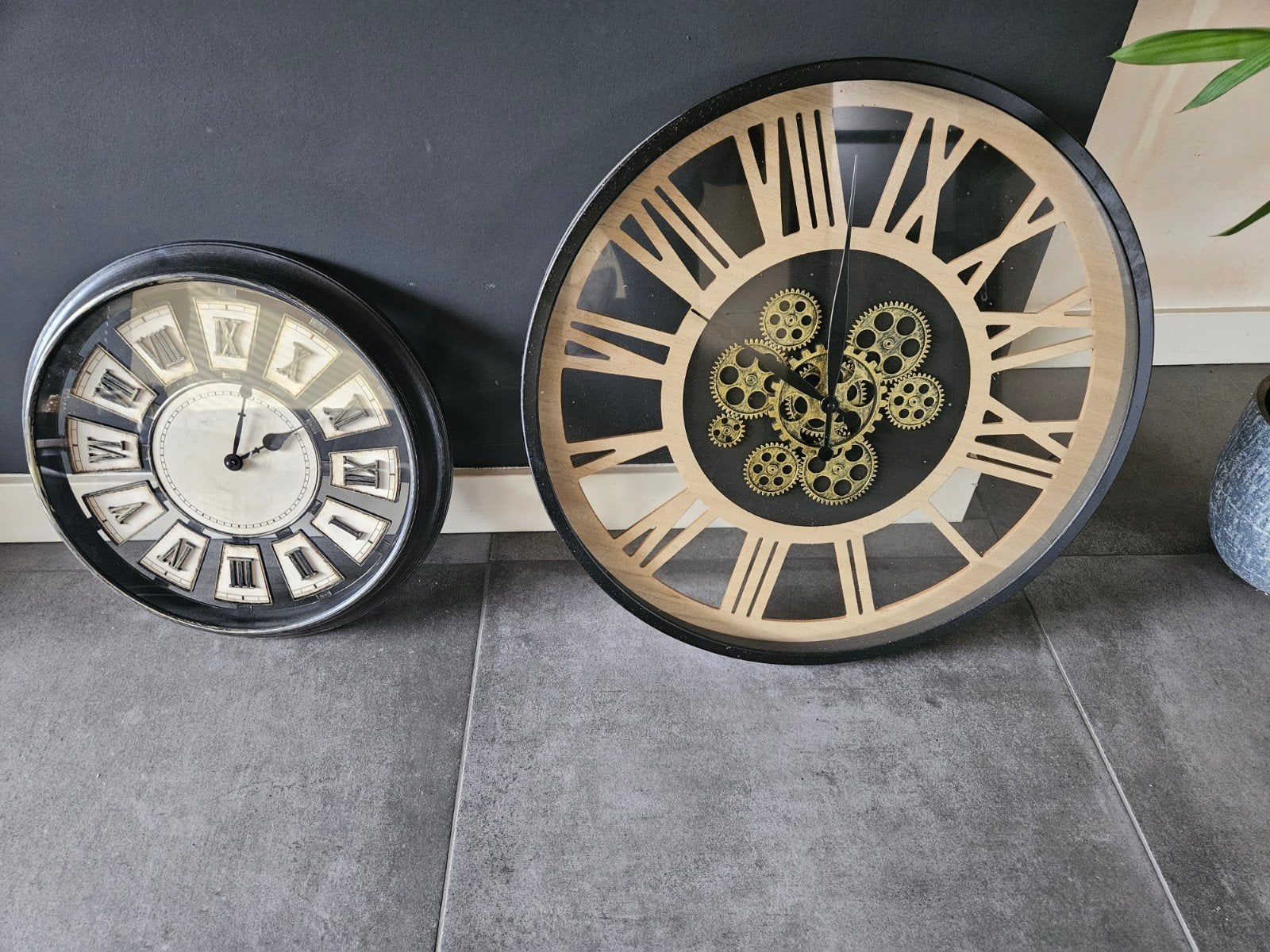 Set van 2 wandklokken met Romeinse cijfers en tandwielen, Ophalen