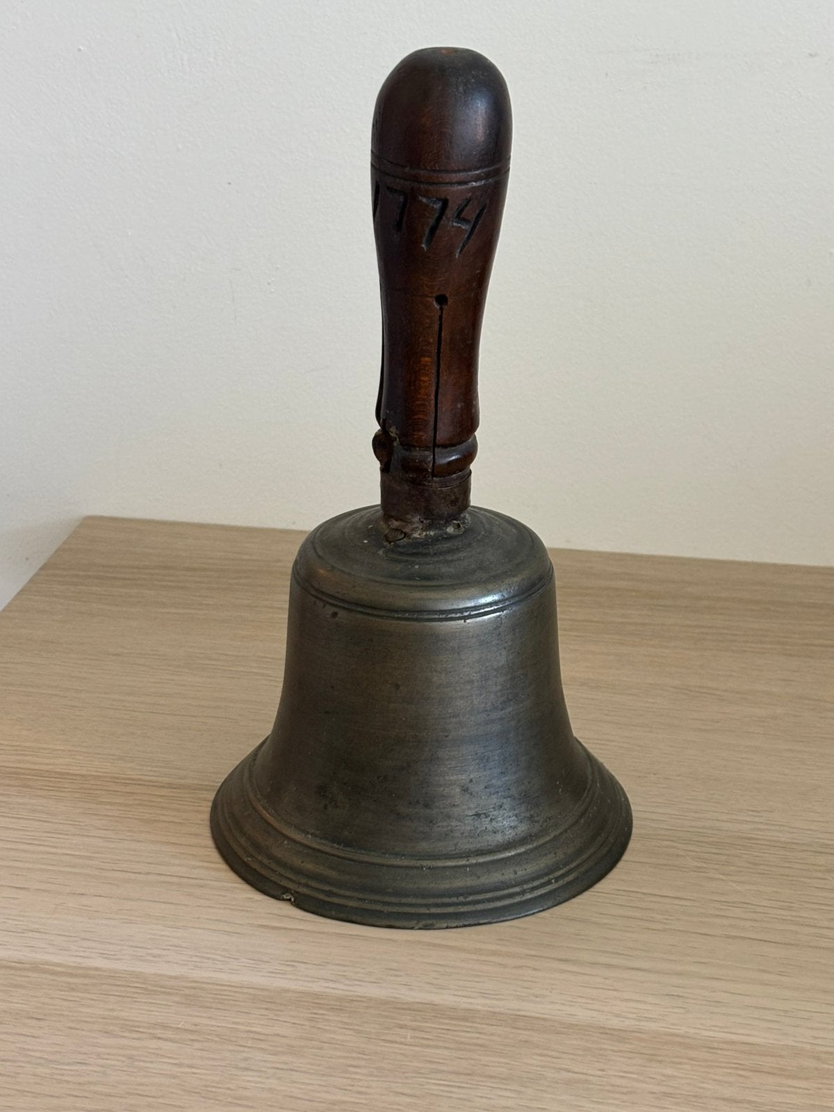 Grote antieke bel uit 1774, Antiek en Kunst, Ophalen of Verzenden