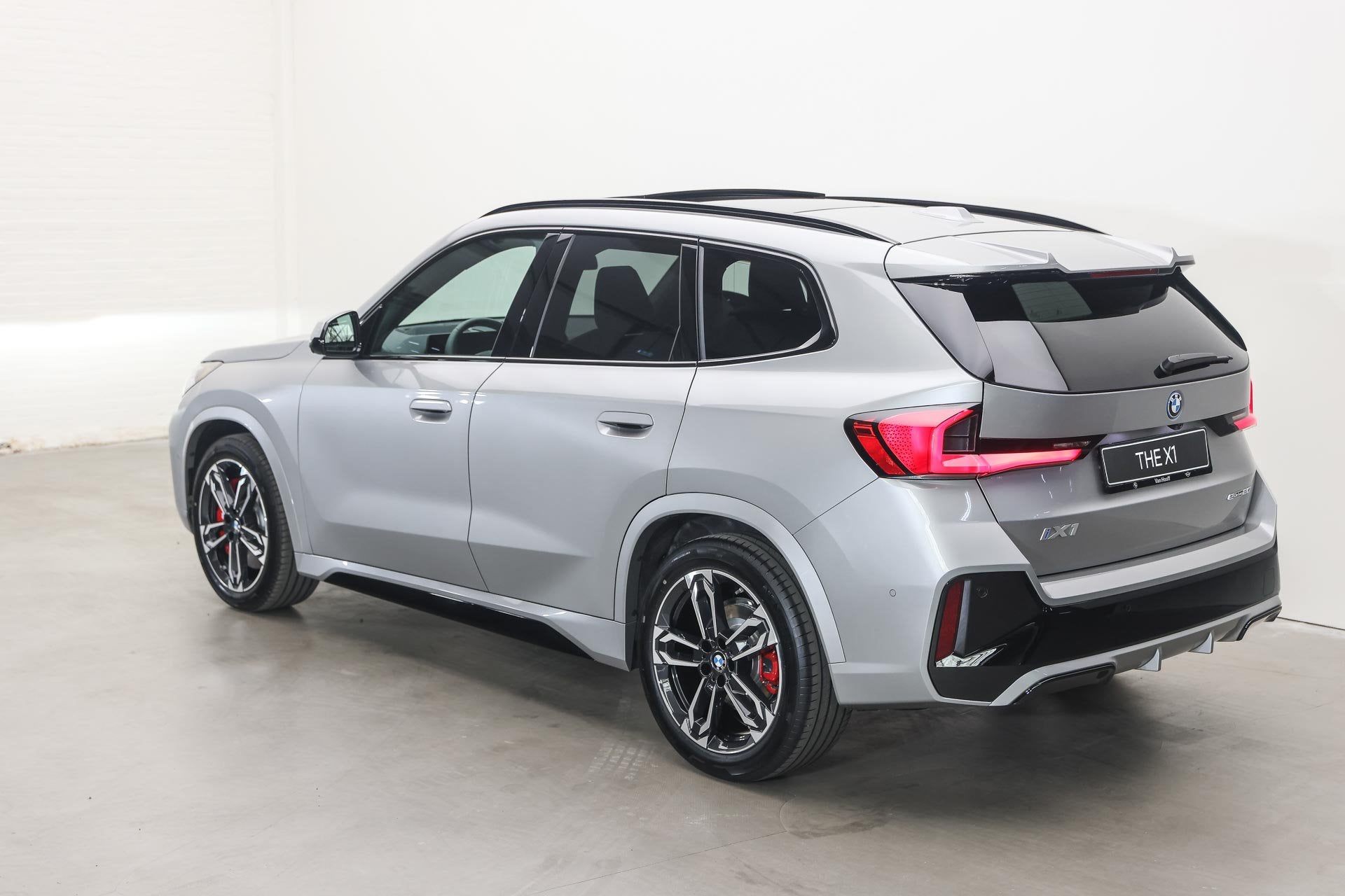 BMW iX1 eDrive20 M Sport / Trekhaak / Panoramadak / Sportsto, Auto's, Zwart, Leder, Stoelverwarming, Nieuw