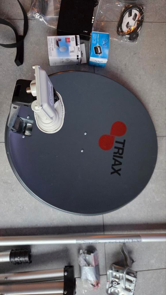 Complete Triax schotelantenne set met statief en accessoires, Audio, Tv en Foto, Schotelantennes, Ophalen, Zo goed als nieuw, (Schotel)antenne