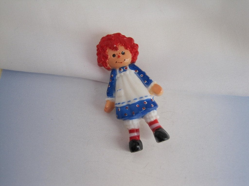 Broche Raggedy Ann met rood haar en stippen jurk, Verzenden, Zo goed als nieuw, Overige kleuren, Overige materialen