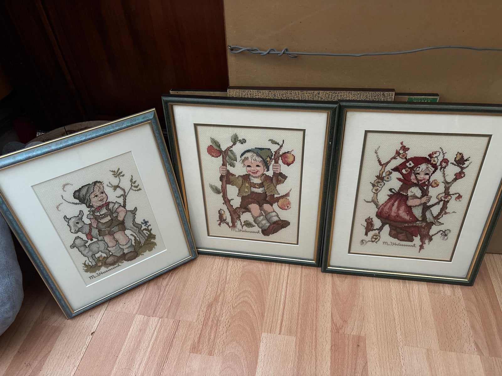 Set van 3 ingelijste borduurwerken met kinderfiguren, Antiek en Kunst, Doek, Portret of Personen, Overige technieken, Ophalen of Verzenden