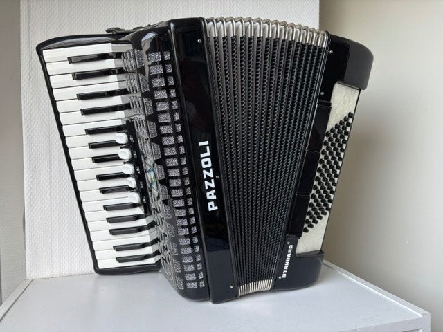 Accordeon 72 bas Pazzoli, Muziek en Instrumenten, Accordeons, Overige merken, Gebruikt, Met riemen, 72-bas
