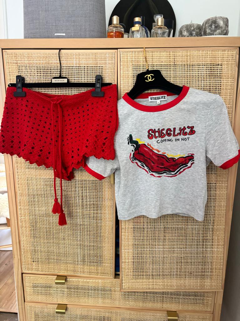 Stieglitz 'Coming in Hot' T-shirt & H&M Gehaakte Shorts Set, Kleding | Dames, T-shirts, Ophalen, Zo goed als nieuw, Korte mouw