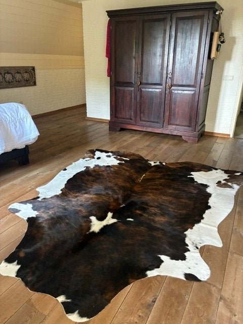 Vloerkleed glanzende koeienhuid. Uniek, luxe en sfeervol, Ophalen, Gebruikt, Bruin, 200 cm of meer