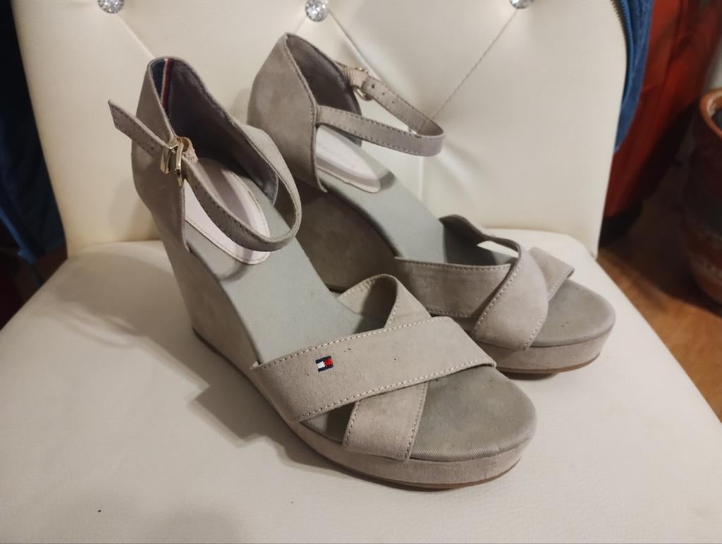 Tommy Hilfiger sleehakken - Beige, Beige, Gedragen, Tommy Hilfiger, Sandalen of Muiltjes