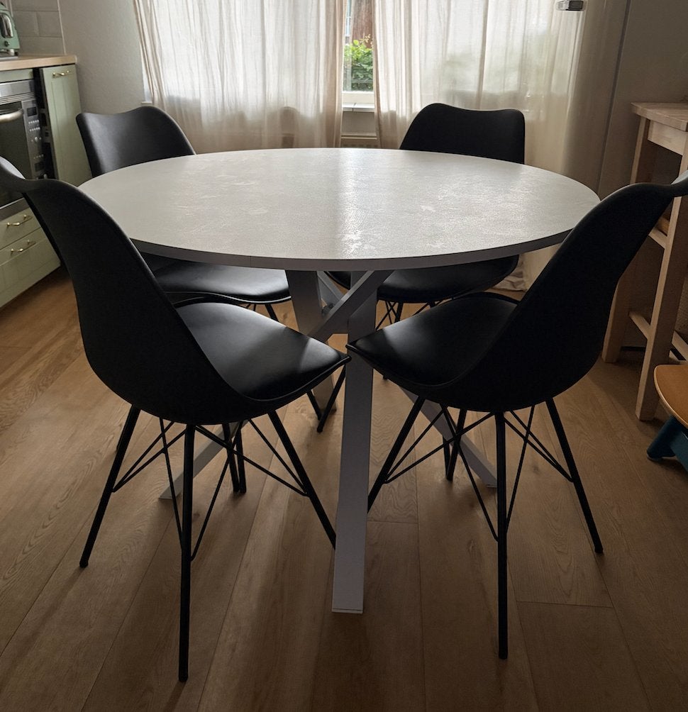Dinning table and 4 chairs, Ophalen, 100 tot 150 cm, Rond, Zo goed als nieuw