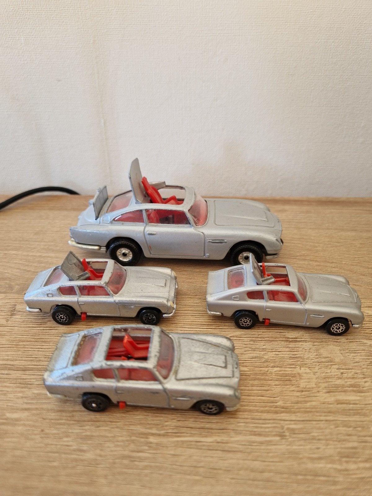 Verzameling van 4 Aston Martin DB5 en DB6, Ophalen, Gebruikt, Auto