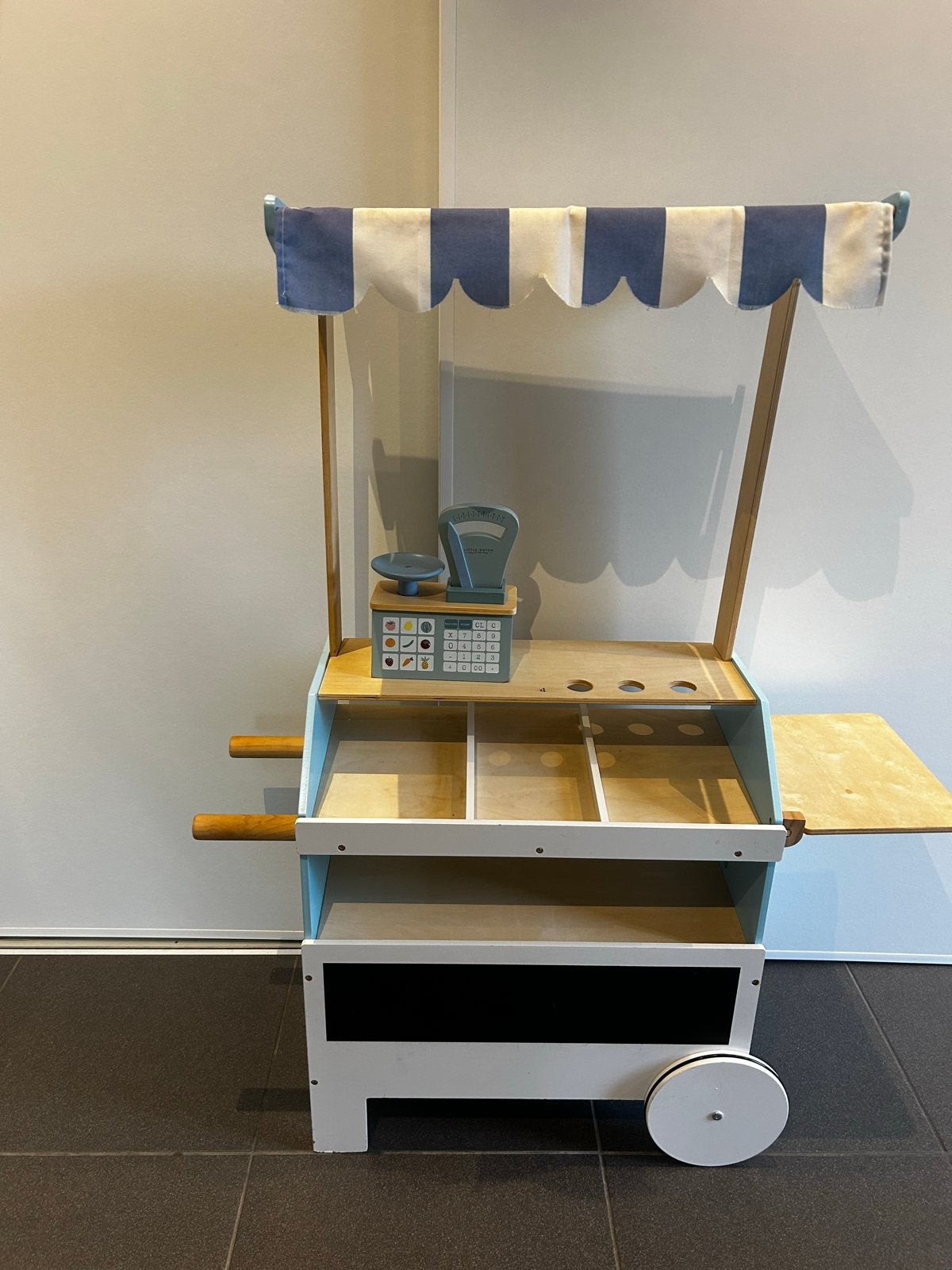 Houten speelgoed marktkraam met weegschaal, Ophalen, Gebruikt, Jongen of Meisje