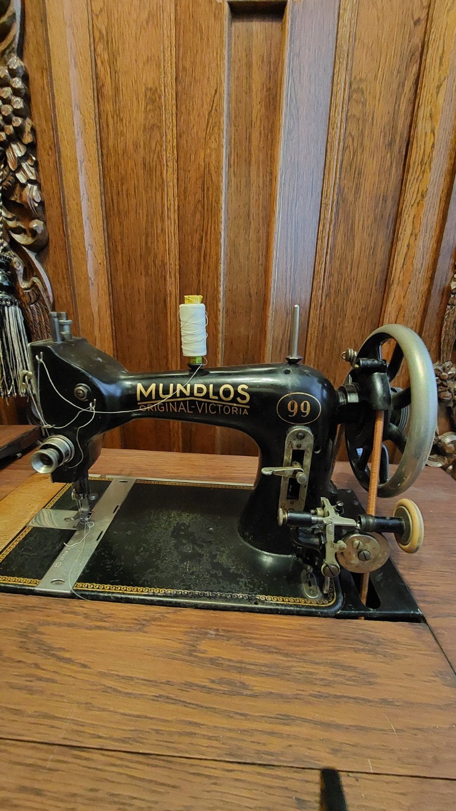 Antieke trapnaaimachine in meubel, Antiek en Kunst, Antiek | Naaimachines, Ophalen