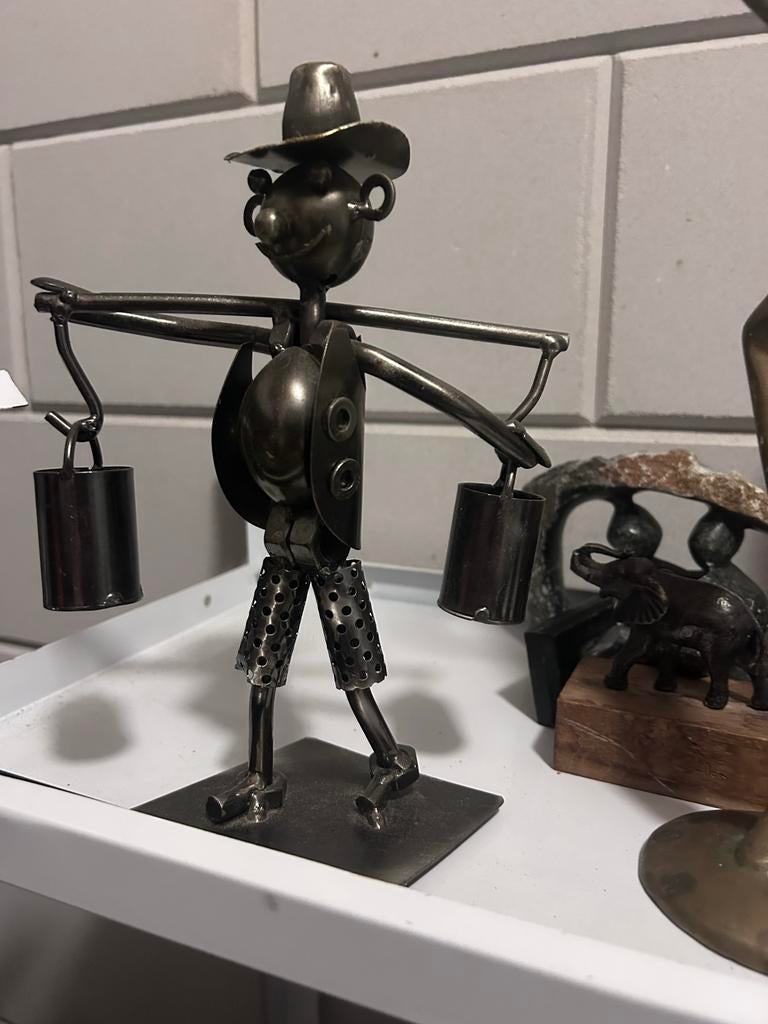 Metalen beeldje van waterdrager - Handgemaakt, Ophalen of Verzenden, Zo goed als nieuw