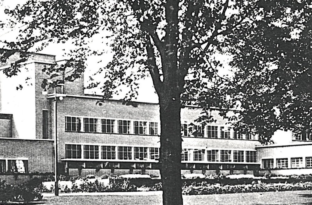 948615 Hilversum Raadhuis 1932 . Postzegel gedeeltelijk verw, Ophalen of Verzenden, 1940 tot 1960, Gelopen, Gelderland